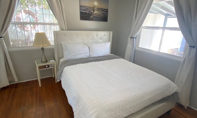Encanto Casa | 'Ted' 2-bedroom cozy house in central location! 10 minutes to Balboa!