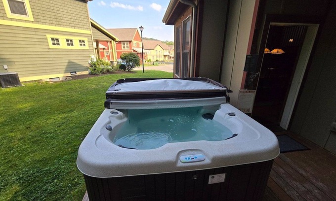 Silver Ridge Casa | Tees 'N Skis- Spacious 4 bedroom with Private Hot Tub near golfing, skiing and hiking