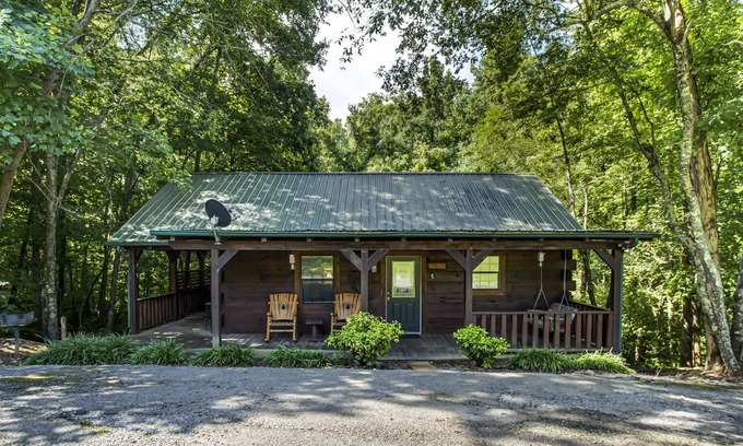 Tellico Plains Cabina | Log Cabins acogedor estudio con bañeras de hidromasaje y WiFi, Deer Cabin
