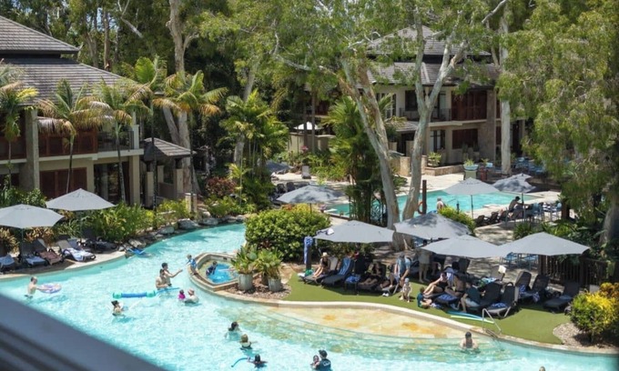 Palm Cove Apartamento | Temple Tranquility: Luxe Beachfront Retreat with Stunning Views