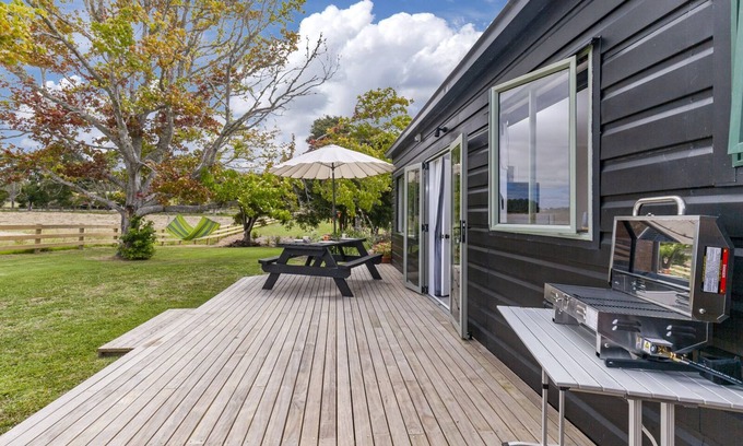 Matakana Casa | TEN 37 - MATAKANA HOLIDAY HOME, family friendly in Leigh