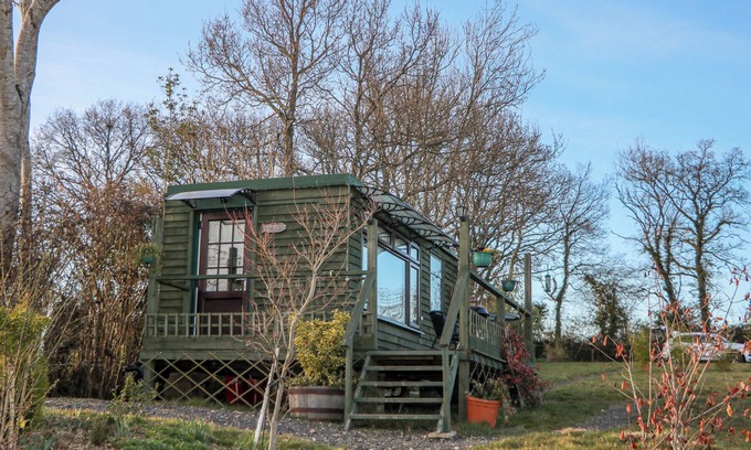 Hadlow Down Cabaña | TENCH HUT, pet friendly, character holiday cottage in Crowborough