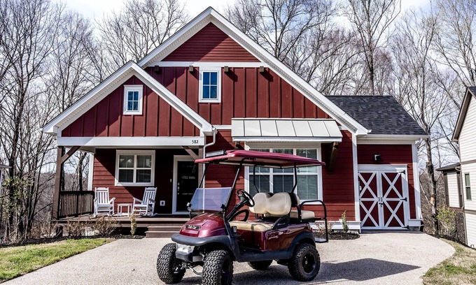 Tullahoma Cabaña | Tennessee Cabin with Hot Tub and Boating Access