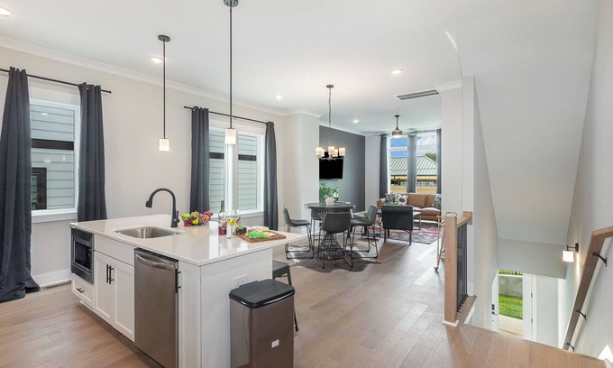 Whitebridge Casa | Tennessee Two Step - With 2 car garage and rooftop patio - 10 min to Broadway!