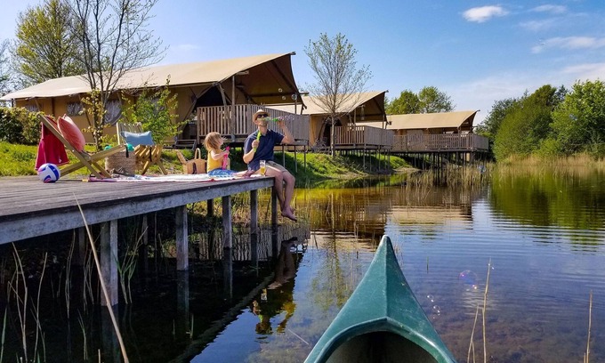 Bant Casa | Carpas con cocina y baño cerca de un estanque