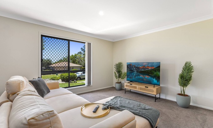 Eight Mile Plains Casa | Terbium Sanctuary: Centrally located to shopping, good food and parks