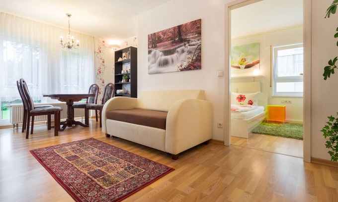 Sudvorstadt-Ost Apartamento | Terraza del apartamento por el gran jardín. Casco antiguo de Dresde.