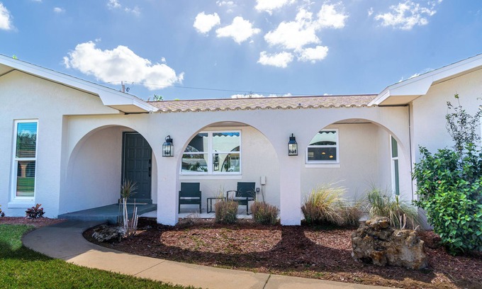 Largo Casa | Terrace Haven- 1 mile to beaches