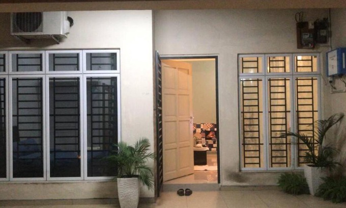 Taman Pelangi Casa | Terrace house near Stulang Laut CIQ Midvalley KSL for 7Pax