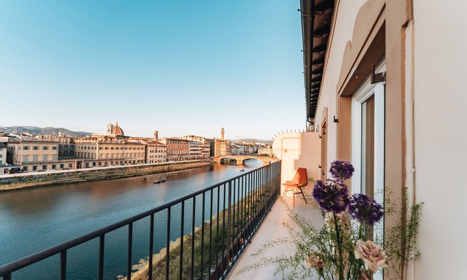 Santa Maria Novella Apartamento | Terrace on Arno River in Florence
