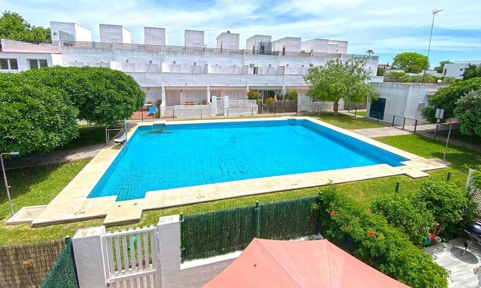 Conil de la Frontera Cabaña | Chalet unifamiliar con piscina en zona residencial en Conil, 5 plazas.