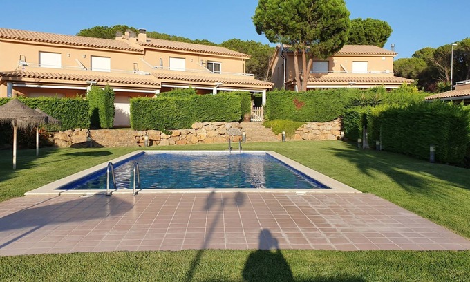 L'Escala Villa | Casa adosada con jardín privado y piscina.