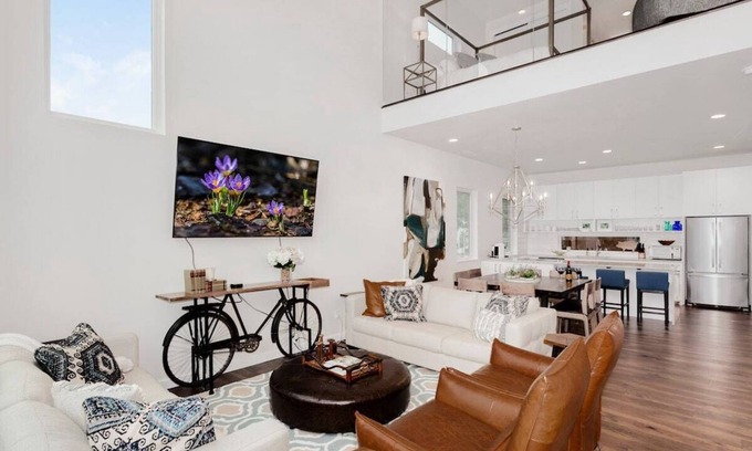 Downtown Casa | Terracotta Townhome - By Momentary-Bikes available