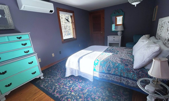 Leverett Apartamento | Terrific 3-bedroom unit in charming Leverett with AC