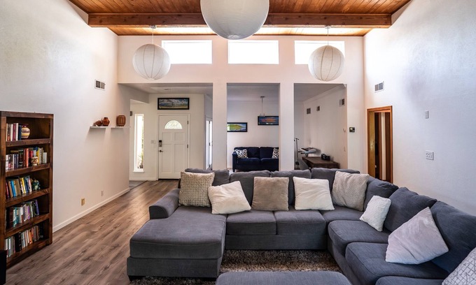 Northeast Heights Casa | Terrific 4-bedroom House in Albuquerque in Gated Community!