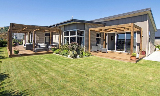 Blenheim Casa | TERRIFIC ON TAYLOR - BLENHEIM HOLIDAY HOME, with a garden in Blenheim