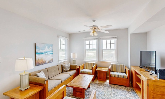 Buxton Casa | Terrific townhouse w/ pool access, private W/D, central AC, and ocean view