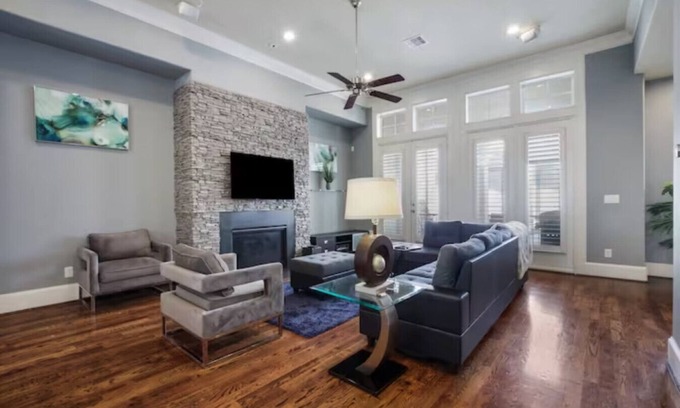 Riverside Terrace Apartamento | Luxury Townhome / Tesla-Charger / TX Medical Ctr / Sleeps 7 - 5 beds