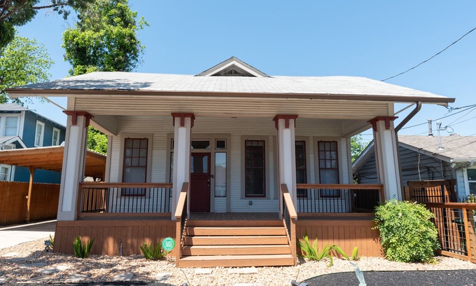 Eastside Promise Neighborhood Casa | ★Tesla House w/ Hot-Tub 3br/3bath 5min to Downtown