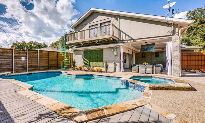 White Rock Hills Casa | Texas Experience Near Downtown