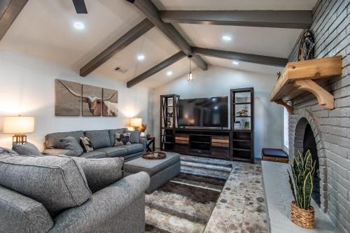 Bay Area Casa | Texas Retreat on Ocean Drive Sleeps 19 with Hot Tub & Game Room