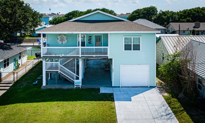 Palm Harbor Casa | Texas Riviera Canal Waterfront Home - Perfect Beach & Fishing Getaway Location