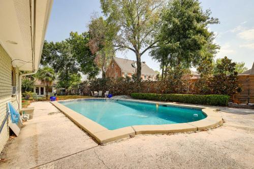 Riverside Terrace Apartamento | Texas Studio with Pool Access, 1 Mi to TDECU Stadium