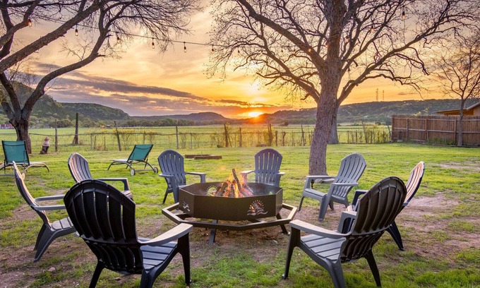 New Braunfels Casa | Texas Sunset near the river