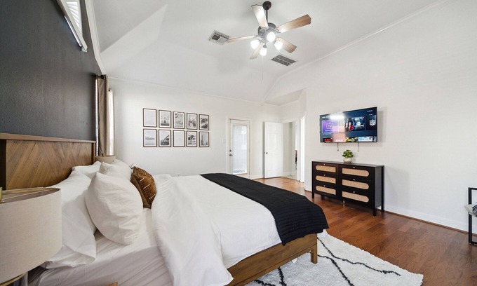 Klein Casa | Texas Themed Modern Spacious Getaway w/ Hot Tub & Games - PETS - Mid Term Stays