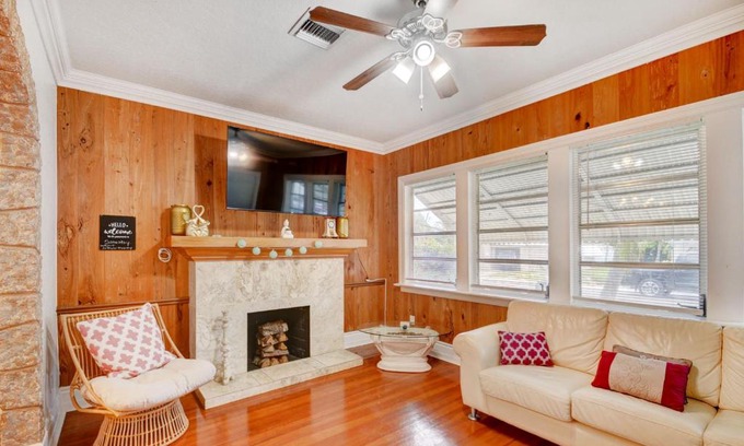 Mango Groves Casa | Thai Villa Downtown Historic Home - 1mi to Beach