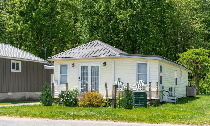 Turkey Point Cabaña | Thanksgiving Family Cottage 🏖 2min→beach @ Bamboo Chalet ~ Lake Erie 🇨🇦