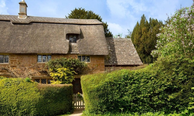 Great Tew Cabaña | Thatch on the Green - Beautiful cottage near Soho Farmhouse. Pet friendly.