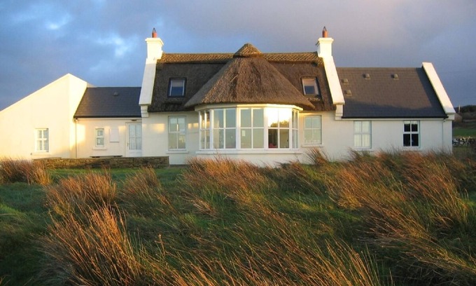 Doolin Casa | Techo de paja, elegante cabaña en Doolin, vistas espectaculares, tranquilidad