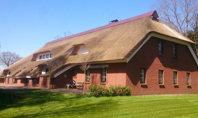 Ihlow Apartamento | Thatched roof vacation apartment De Leev - Country house Lübbertsfehn in the middle of East Frisia