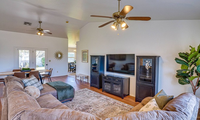 Thatcher Casa | Thatcher Home w/ Fenced Backyard: 3 Mi to Downtown