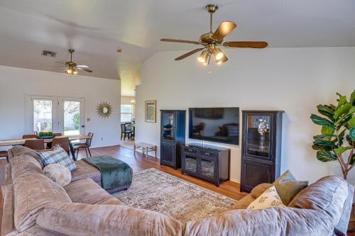 Thatcher Casa | Thatcher Home with Fenced Backyard 3 Mi to Downtown