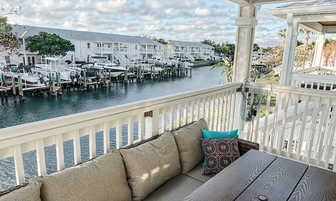Coquina Key Condominio | Thaw out your toes and watch the dolphins play at Winterfarm Southeast!