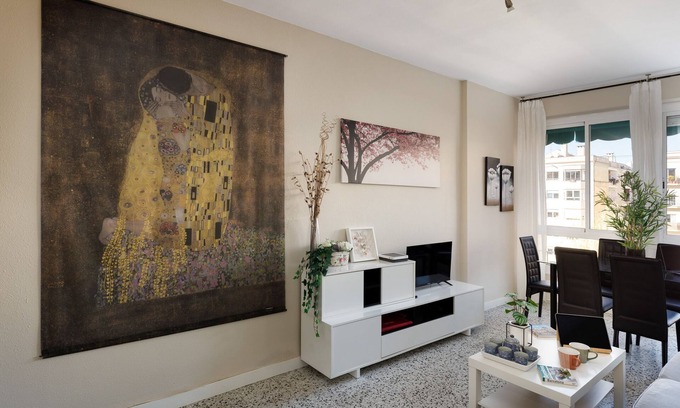 Esquerra de l'Eixample Apartamento | The 100sqm, 4 bedrooms, 3 baths apartment are in central Barcelona. 8 persons
