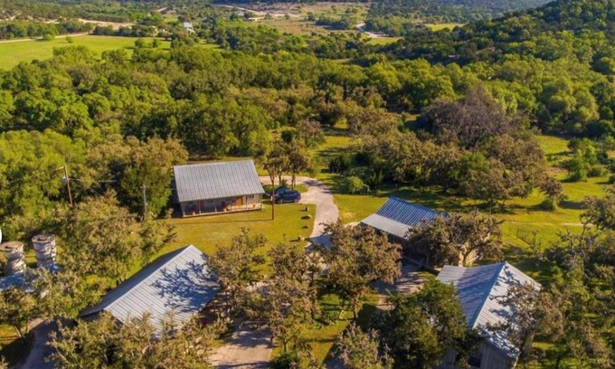 Bandera Cama Y Desayuno | The 1077 Hill Country Venue