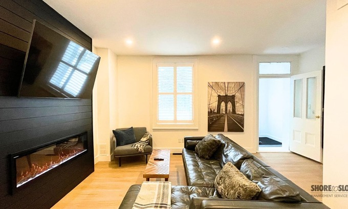 Collingwood Casa | The 1883 Century Hotel Suite