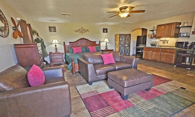 Goodyear Apartamento | The 1940's AVIATOR's Master Suite Studio ~BUDGET friendly! Stellar Location!