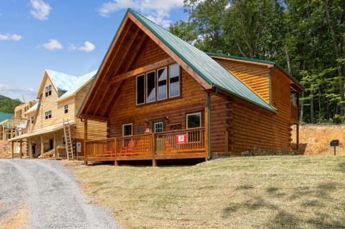 Pigeon Forge Casa | The 3 Bears is a newly built 3 Bedroom Cabin only 3 minutes from the Parkway!
