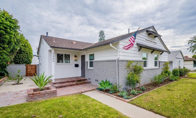 Burbank Casa | The 3 Bedroom Buena Vista