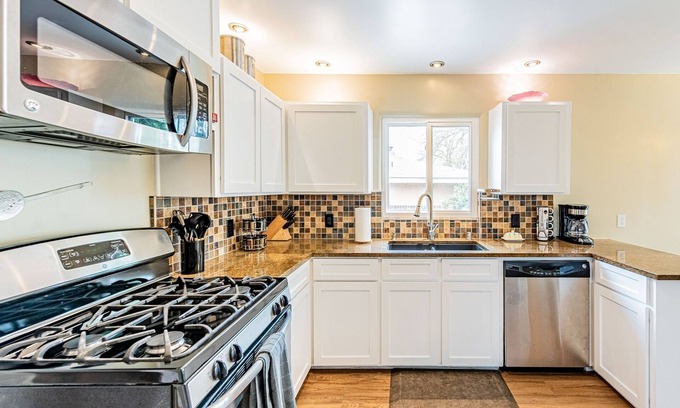 Nob Hill Casa | The 444 In Nob Hill - 3B/ 2B | 3 Bed, 2 Bath