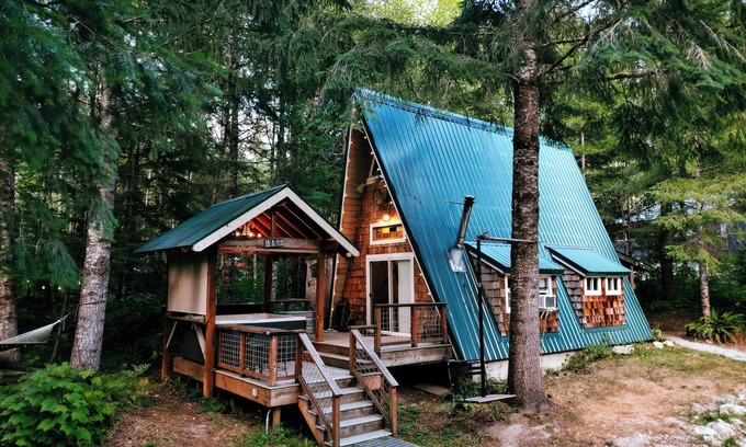 Skykomish Cabina | The A-Frame @ SkyCamp: Classic cabin with Hot Tub and BBQ near Stevens Pass
