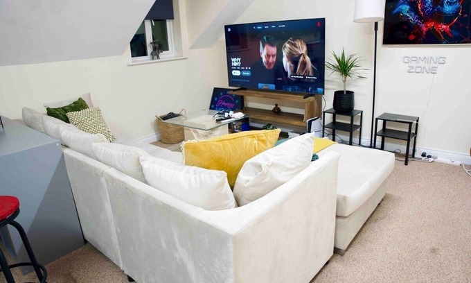Northampton Villa | The Abington CCC Villa, Prestige, Sleeps up to 15