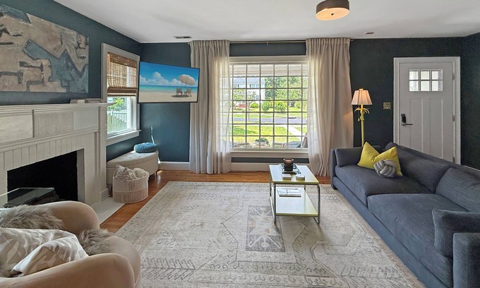 Sunset Park Casa | The Abstract Abode ~ Creative & Cozy Stay Curated by Local Artist -Near Downtown
