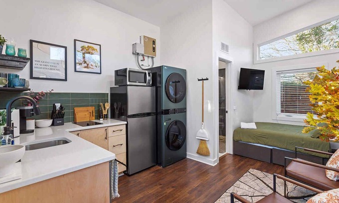 Downtown Apartamento | The Acorn - Studio w/ Kitchen, AC, WiFi, Washer