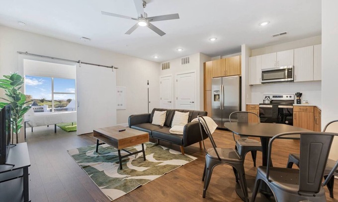 Eighth Avenue Apartamento | The Acoustic Abode: 1-BedRoom W/ Pool!