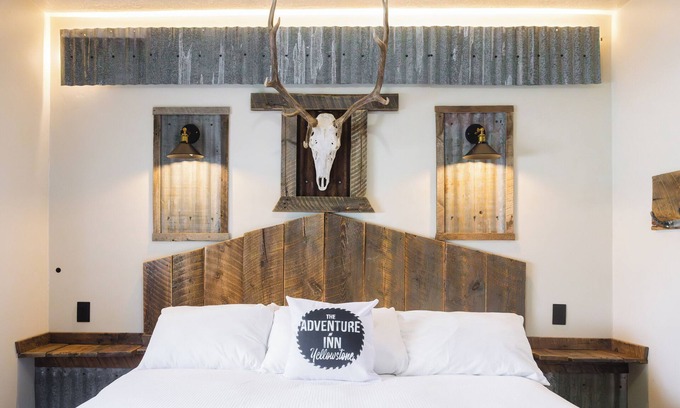 West Yellowstone Hotel | The Adventure Inn Yellowstone- Cabin Creek Suite